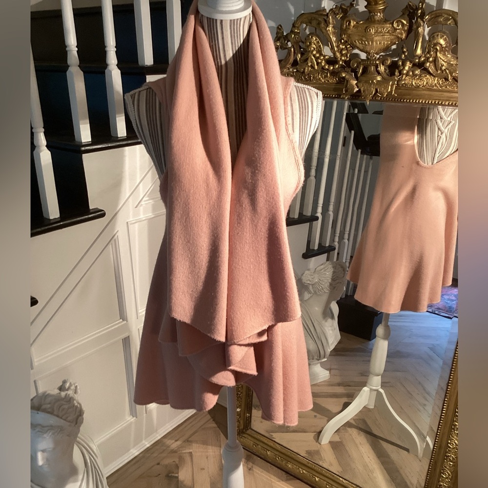 Look - Soft pink acrylic sleeveless sweater